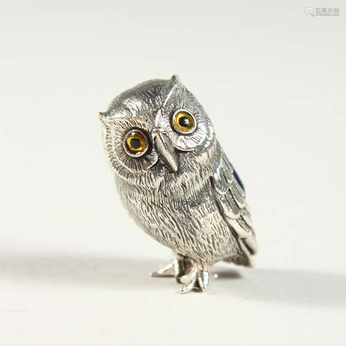 A NOVELTY SILVER OWL PIN CUSHION. 3.5cms high.