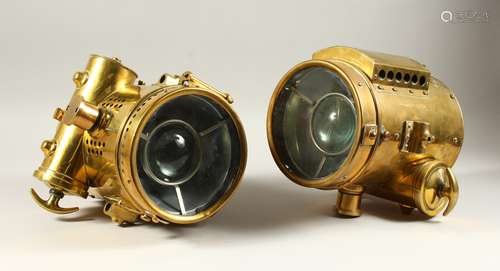 A SUPERB PAIR OF VICTORIAN BRASS CIRCULAR CAR LAMPS, the glass fronts. 18cms diameter x 26cms long.