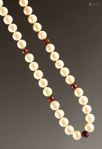 A PEARL SINGLE ROW NECKLACE with 18k GOLD CLASP.