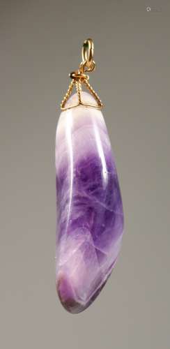 A GOLD MOUNTED AMETHYST PENDANT.