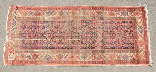 A PERSIAN MAHAL CARPET with a long blue and red central motif and deep border. 10ft 6ins x 4ft