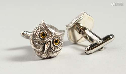 A PAIR OF SILVER OWL CUFFLINKS.