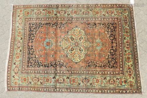 AN OLD PERSIAN TABRIZ RUG with large central motif and floral border. 6ft x 4ft 4ins.