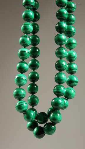 A GOOD STRING OF MALACHITE BEADS. 2ft 8ins long.