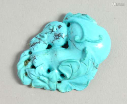 A GOOD TURQUOISE CARVED PENDANT.