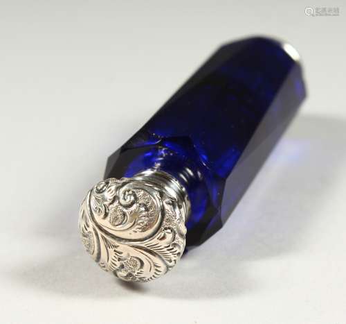 A VICTORIAN FACET CUT BRISTOL BLUE DOUBLE ENDED SCENT BOTTLE AND VINAIGRETTE. 9.5cms long.