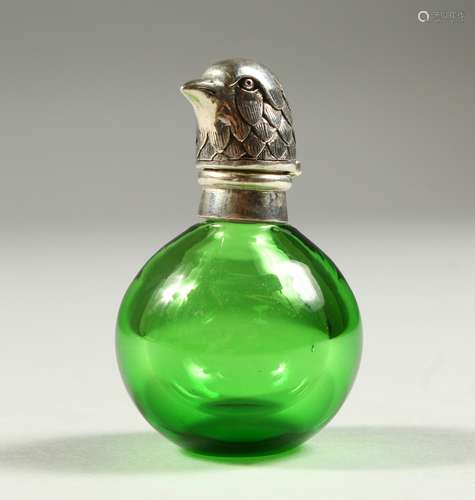 A GREEN NOVELTY SCENT BOTTLE with silver top as a bird's head. 6cms high.