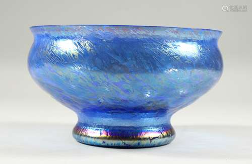 A VERY GOOD LOETZ TYPE BLUE AND GOLD SPECKLED CIRCULAR PEDESTAL BOWL. 20cms diameter x 11cms high.