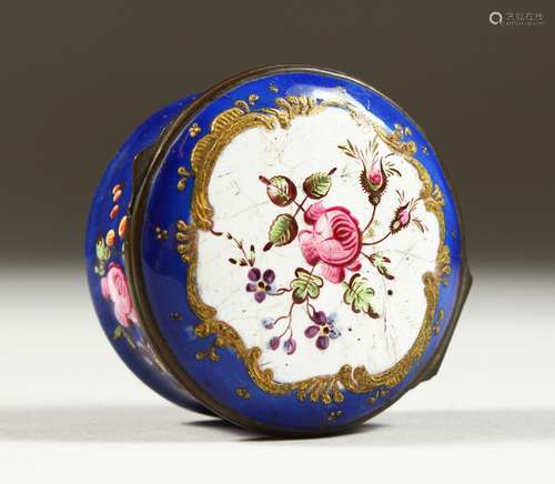 A SMALL 19TH CENTURY CONTINENTAL CIRCULAR ENAMEL PILL BOX, the hinged cover painted with flowers.