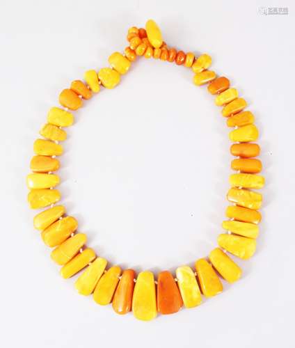 A GOOD LARGE AMBER PENDANT NECKLACE, 22 grams.