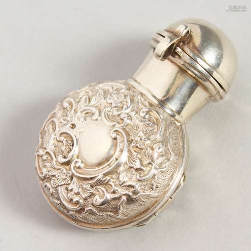 A VICTORIAN SMELLING SALTS BOTTLE AND STOPPER in a silver folding case. Birmingham 1898. 3.5cms