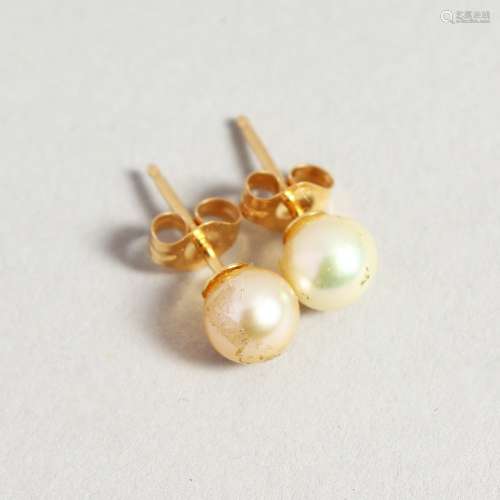 A SMALL PAIR OF PEARL STUDS.