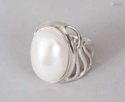 A SILVER AND PEARL RING.