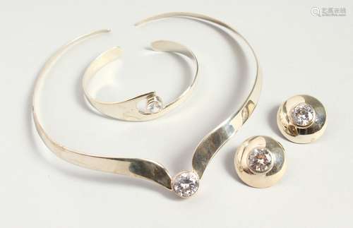 AN ART DECO DESIGN SILVER CHOKER, BRACELET AND EARRINGS.