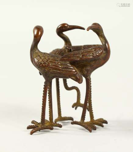 A JAPANESE BRONZE OF A GROUP OF THREE FLAMINGOS. 2ins high.