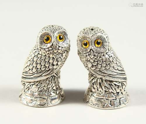 A SMALL PAIR OF NOVELTY .800 OWL SALT AND PEPPERS. 6cms high.