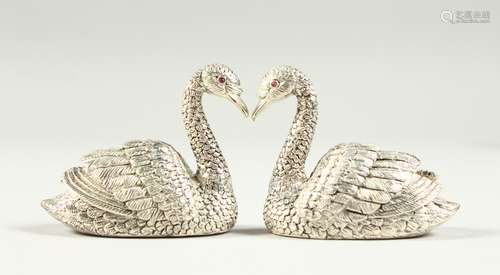 A SMALL PAIR OF NOVELTY .800 SWAN SALT AND PEPPERS. 5cms long.