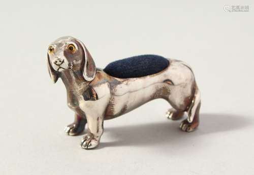 A NOVELTY SILVER DACHSHUND DOG PIN CUSHION. 5cms long.