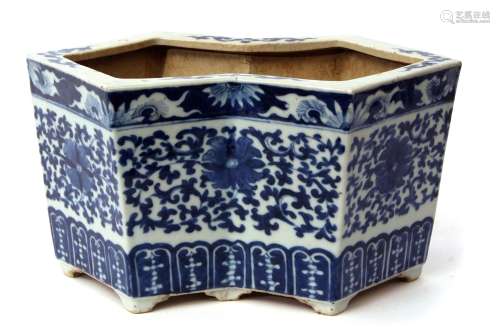 Chinese porcelain planter of serpentine shape decorated in blue and white 