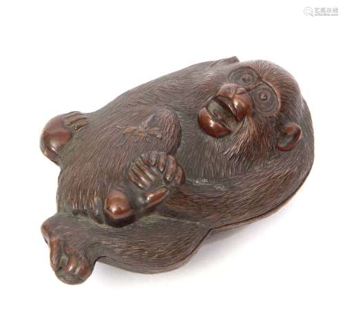 Japanese bronze box Meiji period, modelled as a monkey, 8cm long