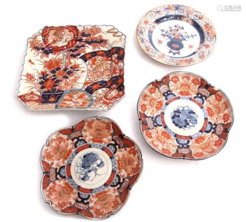 Group of Chinese/Japanese porcelains comprising an 18th century Chinese plate, decorated in Imari