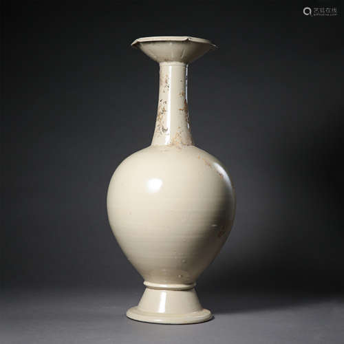 CHINESE PORCELAIN WHITE GLAZE VASE