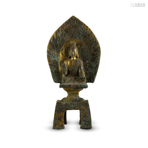 CHINESE GILT BRONZE SEATED BUDDHA ON BENCH QI DYNASTY