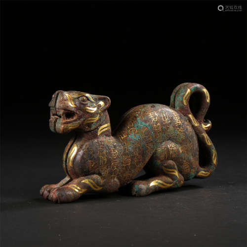 CHINESE GOLD INLAID BRONZE COUCHING TIGER WARRING DYNASTY