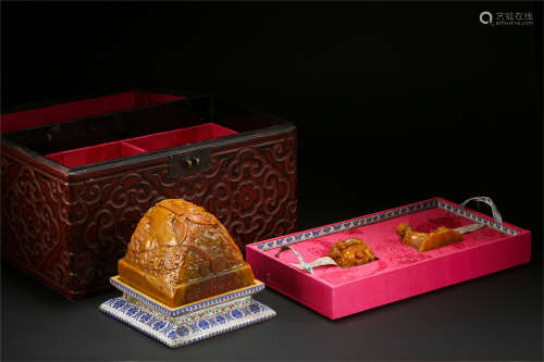 THREE CHINESE TIANHUANG STONE BEAST SEALS IN CINNABAR CASE