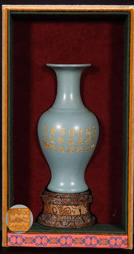 A GREEN GLAZE POETRY PATTERN VASE