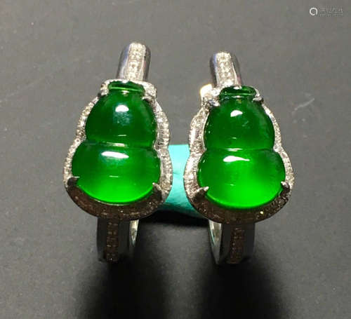 A GREEN JADEITE CARVED GOURD EARRING, TYPE A