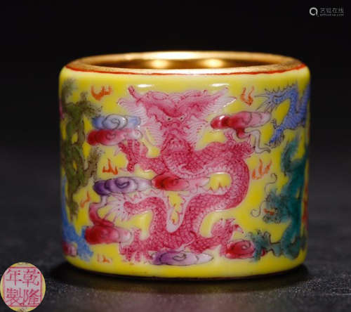 A FAMILLE YELLOW GLAZE DRAGON PATTERN FINGER RING