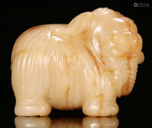 A HETIAN JADE CARVED BEAST SHAPED PENDANT