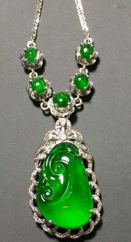 A GREEN JADEITE CARVED RUYI NECKLACE, TYPE A