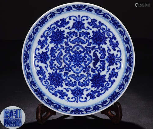 A WHITE&BLUE GLAZE WRAPPED FLOWER PATTERN PLATE