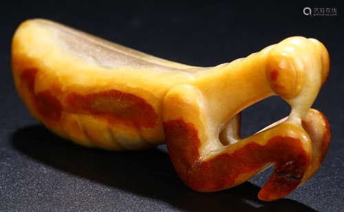 A HETIAN JADE CARVED MANTODEA SHAPED PENDANT