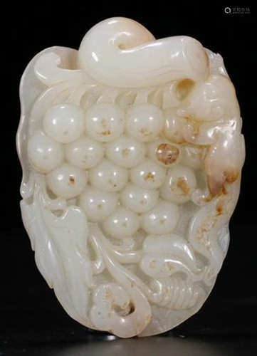 A HETIAN JADE CARVED GRAPE PATTERN PENDANT