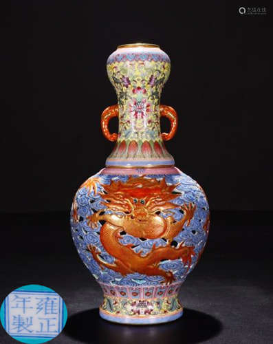 A FAMILLE ROSE GLAZE DRAGON PATTERN VASE