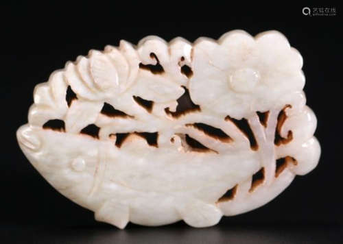 A HETIAN JADE CARVED FISH SHAPED PENDANT