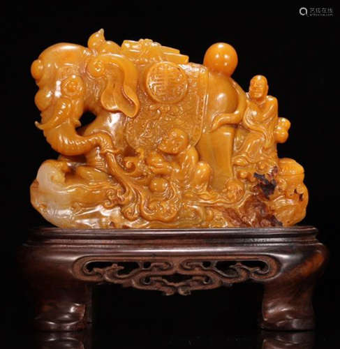 A TIANHUANG STONE CARVED STORY PATTERN PENDANT