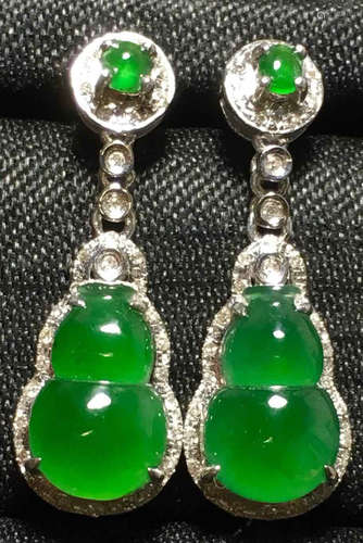 A GREEN JADEITE CARVED GOURD EARRING, TYPE A