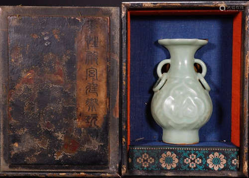 A LONGQUAN YAO GREEN GLAZE DOUBLE EAR VASE