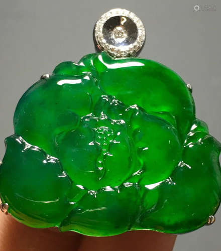 A GREEN JADEITE CARVED FLOWER PENDANT, TYPE A