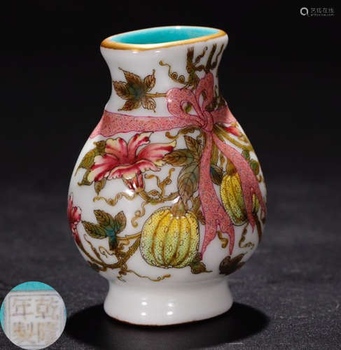 A FAMILLE ROSE GLAZE FRUIT PATTERN VASE