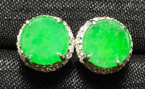 A GREEN JADEITE CARVED CIRCLE EARRINGS, TYPE A