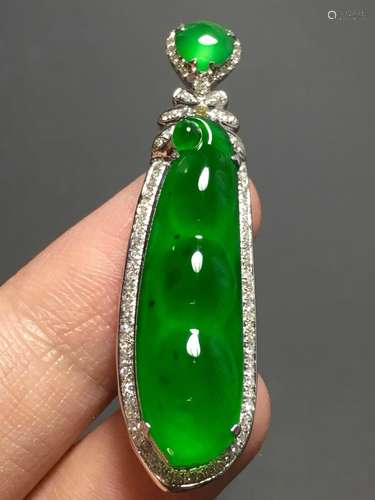 A GREEN JADEITE CARVED BEANS PENDANT, TYPE A