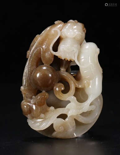 A HETIAN JADE CARVED DRAGON PATTERN PENDANT