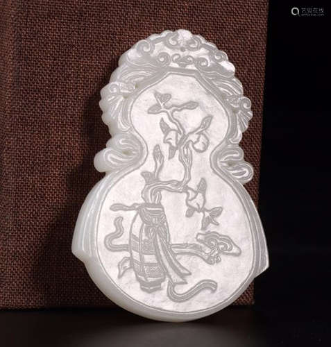 A HETIAN JADE CARVED AUSPICIOUS PATTERN PENDANT