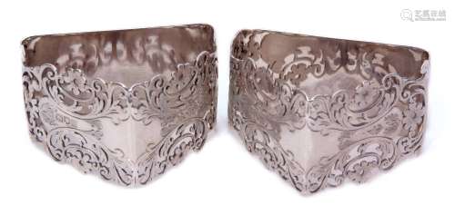Cased pair of Edward VII napkin rings, each of triangular form with solid base and pierced and
