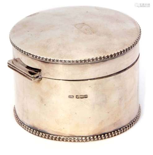 George V biscuit barrel of polished circular form with cast and applied gadrooned rims to a polished